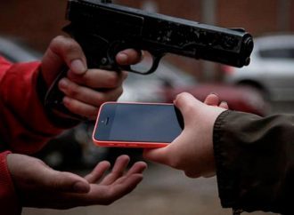 Menores assaltam mulher e roubam celular no Centro