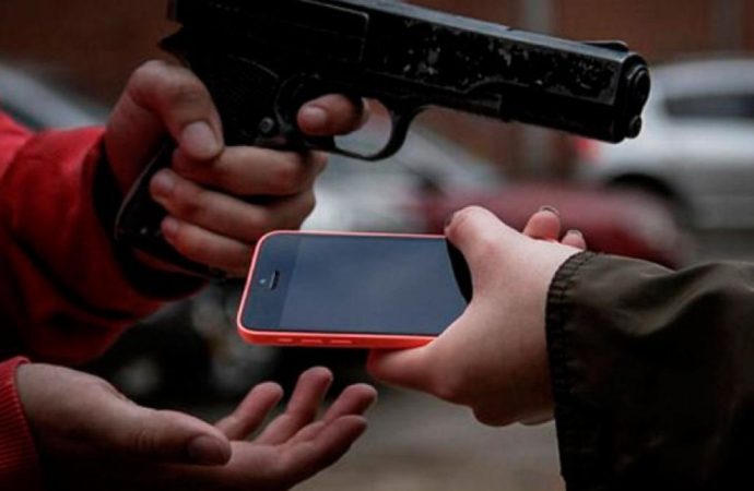 Menores assaltam mulher e roubam celular no Centro