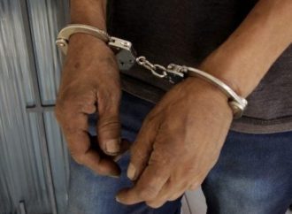 Homem suspeito de estuprar a própria filha é transferido para presídio