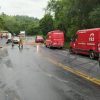 Carreta tomba e motorista fica preso nas ferragens na altura de Barra do Piraí