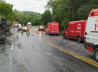 Carreta tomba e motorista fica preso nas ferragens na altura de Barra do Piraí