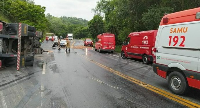 Carreta tomba e motorista fica preso nas ferragens na altura de Barra do Piraí