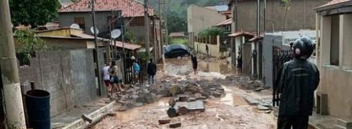 Cidade da zona da mata mineira fica alagada devido a fortes chuvas