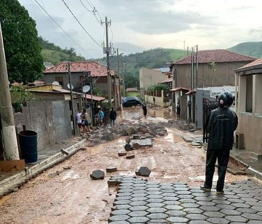 Cidade da zona da mata mineira fica alagada devido a fortes chuvas