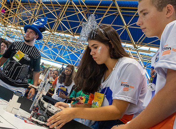 Escola Firjan SESI abre inscrições para Torneio de Robótica FIRST LEGO League para estudantes de 9 a 16 anos.