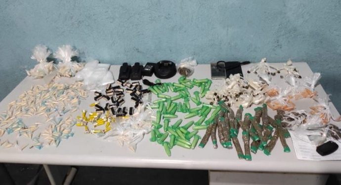 Homens são presos pela PM com 500 pinos de cocaína