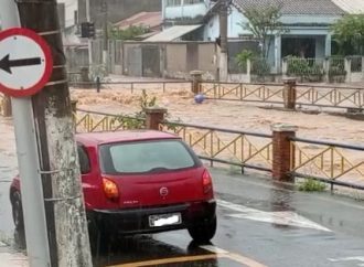 Temporal alaga ruas e deixa trânsito lento em Volta Redonda