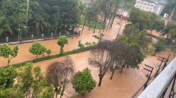 Bombeiros confirmam cinco mortes em decorrência da chuva deste domingo em Petrópolis