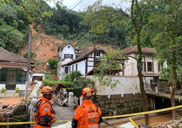 Bombeiros localizam mais duas vítimas em Petrópolis após último temporal