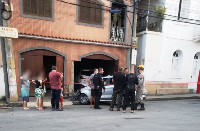 Motorista embriagado é preso após bater carro em prédio em Barra do Piraí