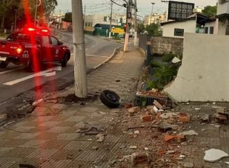 Motorista fica ferido ao bater carro contra muro em Volta Redonda