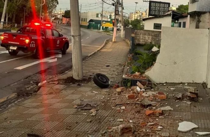 Motorista fica ferido ao bater carro contra muro em Volta Redonda