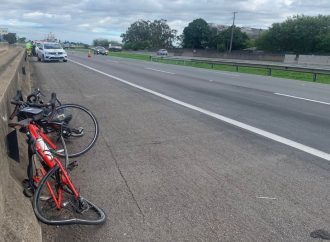 Ciclista morre ao ser atingido por moto; motociclista está internado sob custódia.
