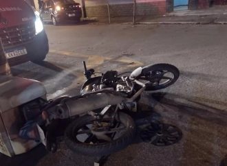 Motociclista fica ferido ao se envolver em batida com carro