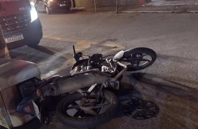 Motociclista fica ferido ao se envolver em batida com carro