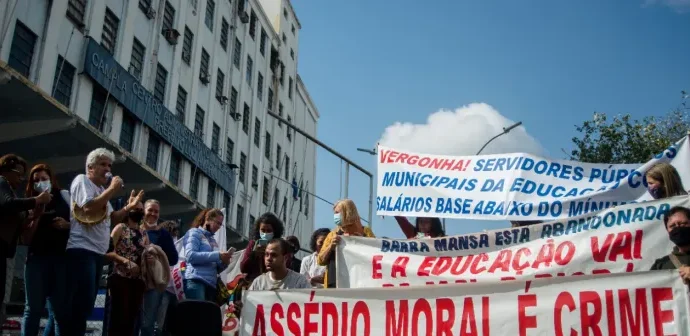 Professores da rede municipal de ensino de Barra Mansa realizam manifestação que termina em confusão