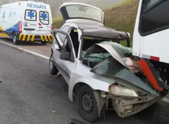 Motorista fica ferido após colisão entre carro e ônibus em Barra do Piraí