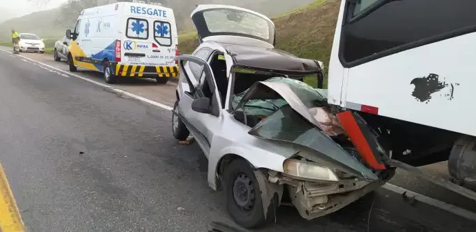 Motorista fica ferido após colisão entre carro e ônibus em Barra do Piraí