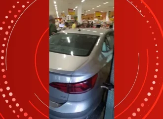 Carro invade supermercado em Resende