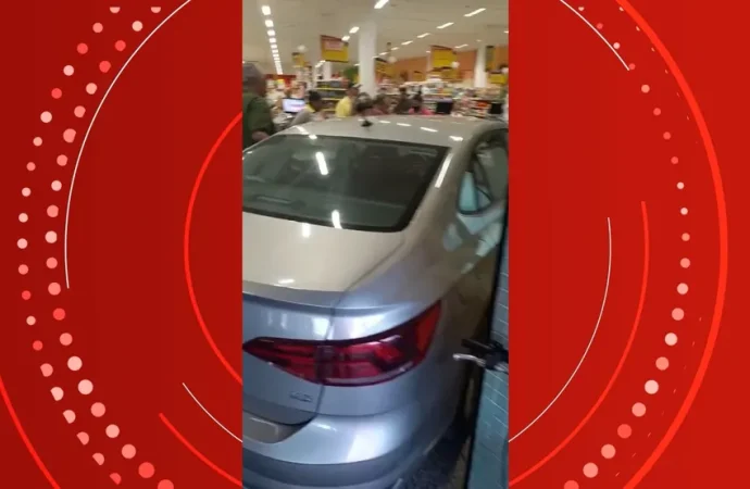 Carro invade supermercado em Resende