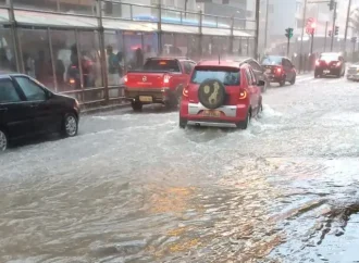 Juiz de Fora tem chuva forte, com alagamentos e rajadas de vento