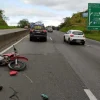 Motociclista fica ferido ao bater na traseira de caminhão em Volta Redonda