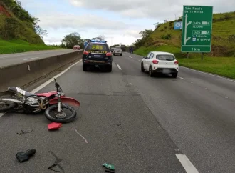 Motociclista fica ferido ao bater na traseira de caminhão em Volta Redonda