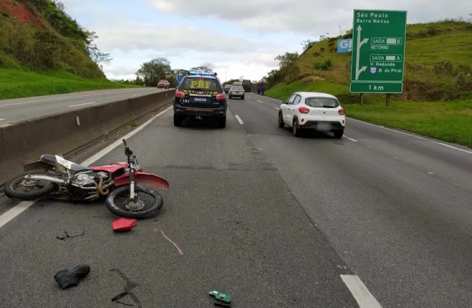 Motociclista fica ferido ao bater na traseira de caminhão em Volta Redonda