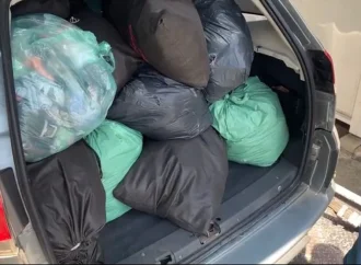 Peças de roupas íntimas são apreendidas dentro de carro transportado por caminhão reboque em Levy Gasparian