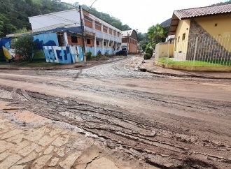 CHUVA FORTE CAUSA PREJUÍZOS EM AREAL – TORRE DE TV E RÁDIO SÃO DESTRUÍDOS