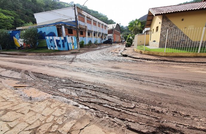 CHUVA FORTE CAUSA PREJUÍZOS EM AREAL – TORRE DE TV E RÁDIO SÃO DESTRUÍDOS