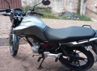 Homem tem moto roubada em frente de casa em Volta Redonda