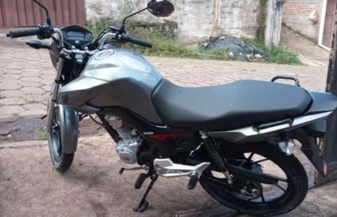 Homem tem moto roubada em frente de casa em Volta Redonda