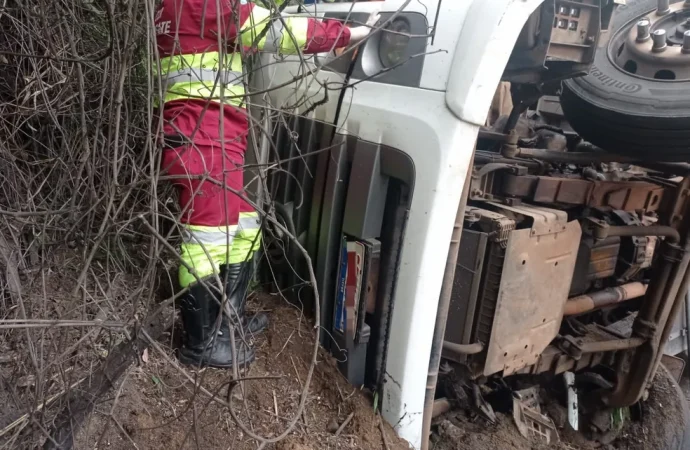 Caminhão que transportava queijo tomba na descida da Serra das Araras, em Piraí