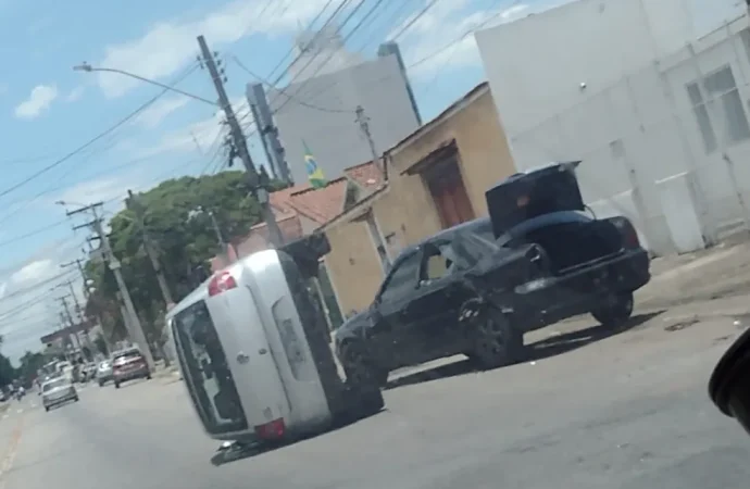 Carro capota e deixa jovem ferida em Resende