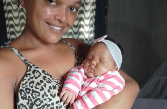 Mãe de bebê que se engasgou agradece policiais e relembra desespero