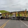 Carreta invade canteiro e bloqueia trecho da Rodovia do Contorno