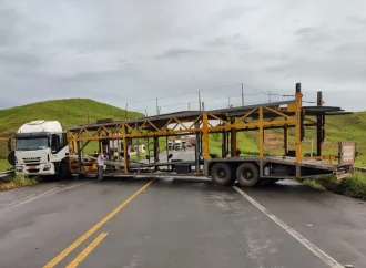 Carreta invade canteiro e bloqueia trecho da Rodovia do Contorno