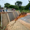 Asfalto cede e ponte desaba em Paty do Alferes