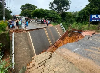 Asfalto cede e ponte desaba em Paty do Alferes