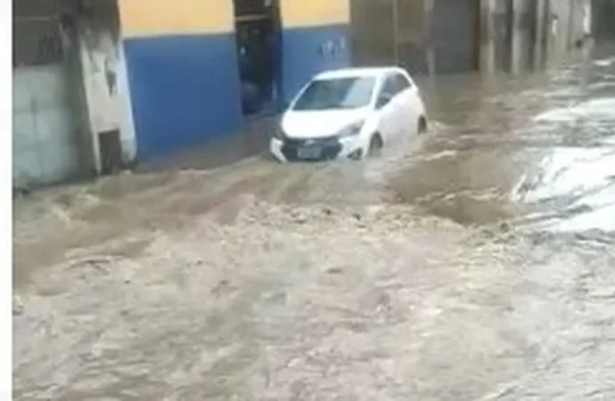 Forte chuva causa transtornos em Barra Mansa e Volta Redonda