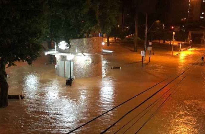 Temporal alaga ruas em Ubá; Inmet emite alerta para a região