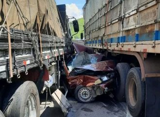 GRAVE ACIDENTE, CAMINHÕES PRENSAM CARRO BARRA MANSA