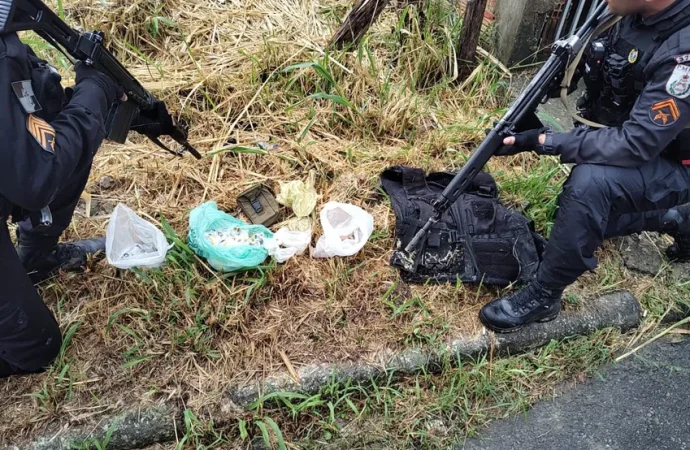 Troca de tiros entre suspeitos de envolvimento com o tráfico e PM termina com homem baleado