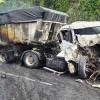 Carreta pega fogo ao bater na traseira de carreta-tanque na Via Dutra