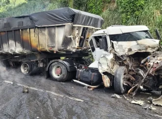 Carreta pega fogo ao bater na traseira de carreta-tanque na Via Dutra