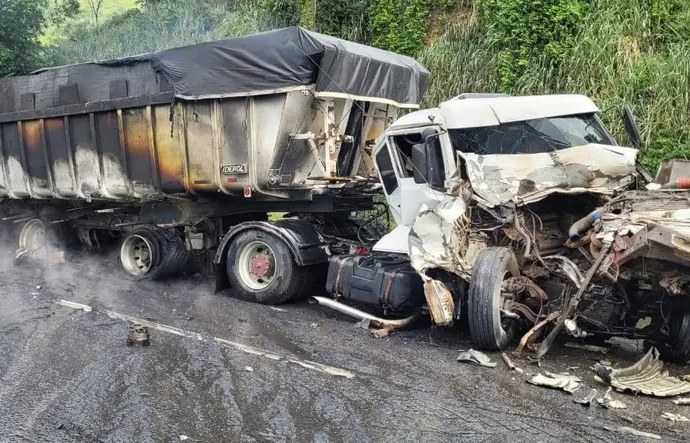 Carreta pega fogo ao bater na traseira de carreta-tanque na Via Dutra