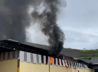 Fábrica de colchões pega fogo em Levy Gasparian