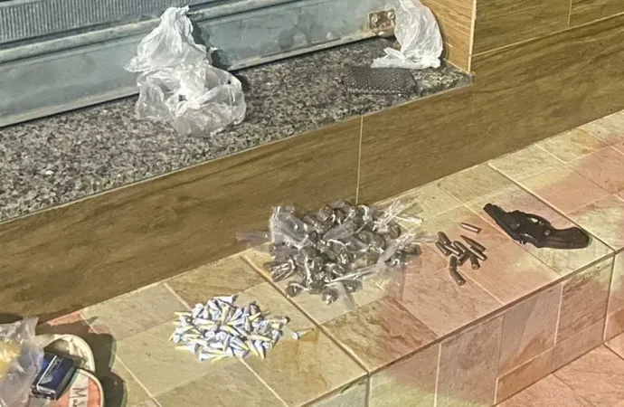 Suspeitos de envolvimento com o tráfico saltam de carro em movimento durante abordagem