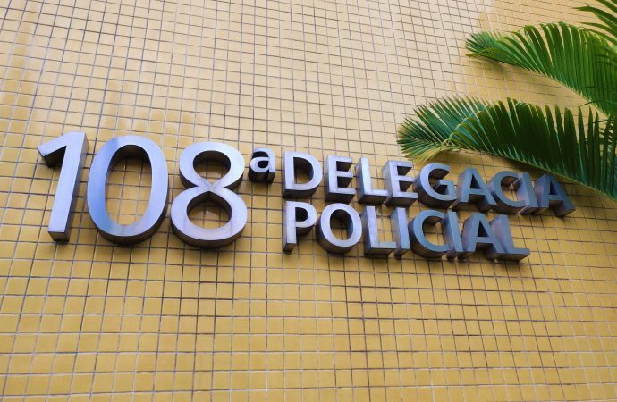 Bandidos encapuzados invadem casa em Três Rios, trancam moradores em banheiro e fogem após furtarem dinheiro e celulares